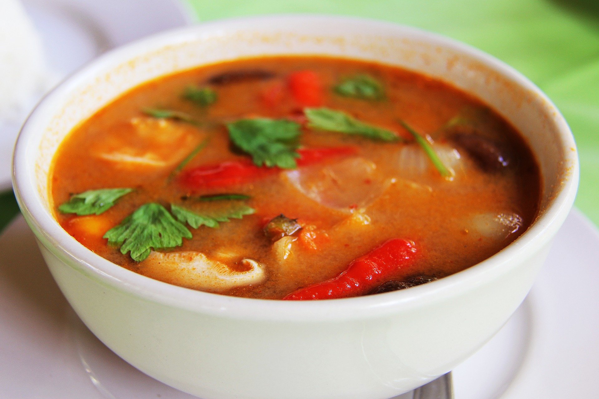 Typische pikante oder milde Suppen